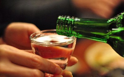 Tại sao uống rượu lại làm tăng nguy cơ suy thận?